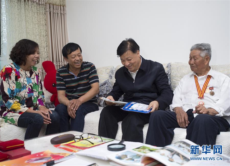 　　9月2日至3日，中共中央政治局常委、中央书记处书记刘云山在黑龙江调研。这是9月2日，刘云山在农垦建三江七星农场看望慰问老党员，听取对加强基层党建工作的意见建议。