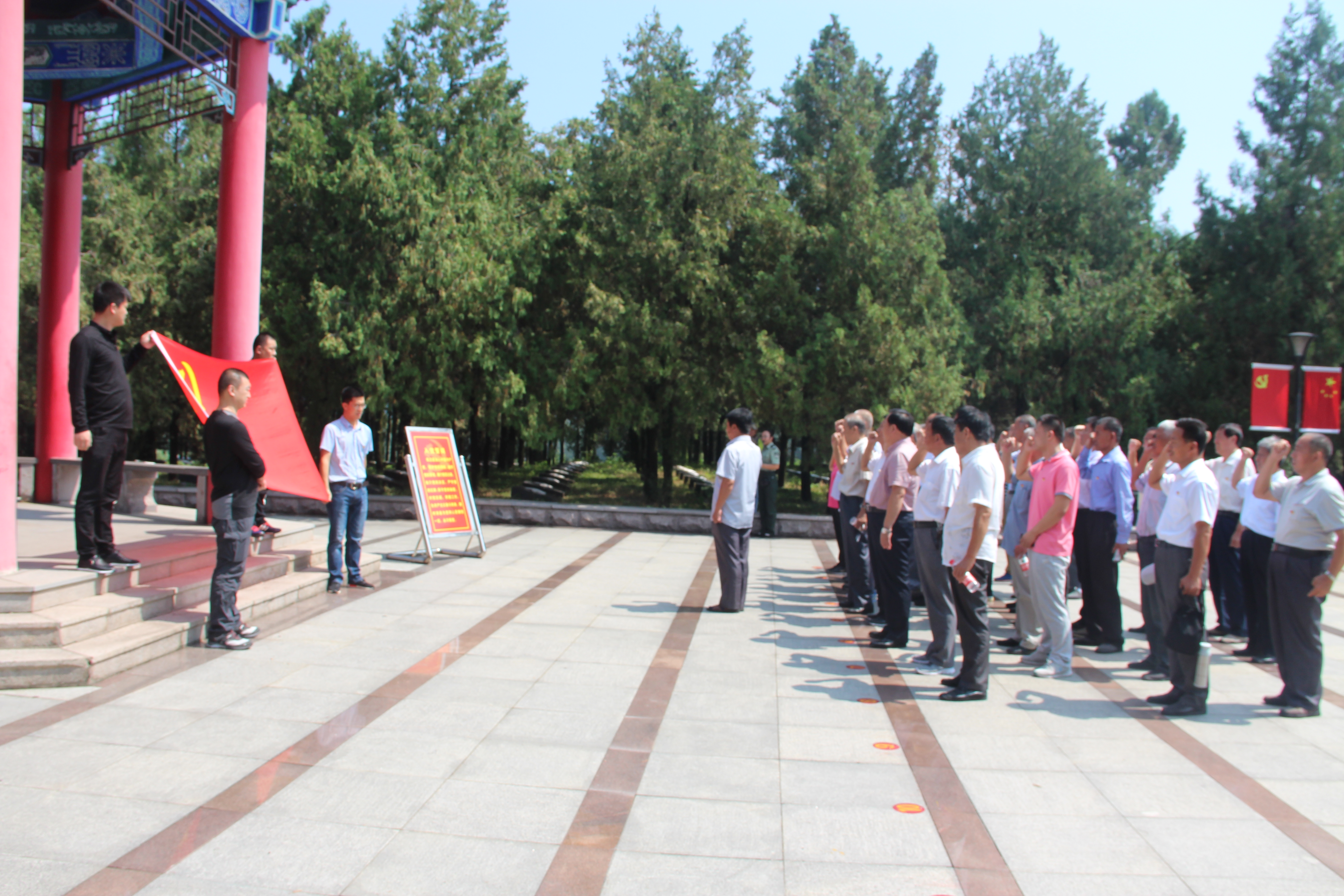 党员外出学习重温入党誓词.jpg 党员外出学习重温入党誓词.jpg
