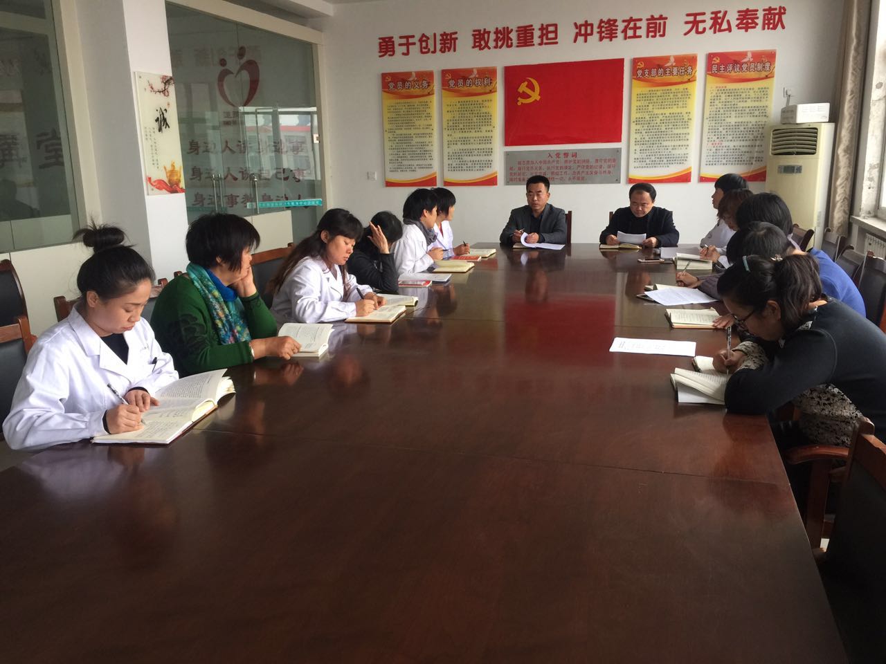 机关党支部集中学习.JPG