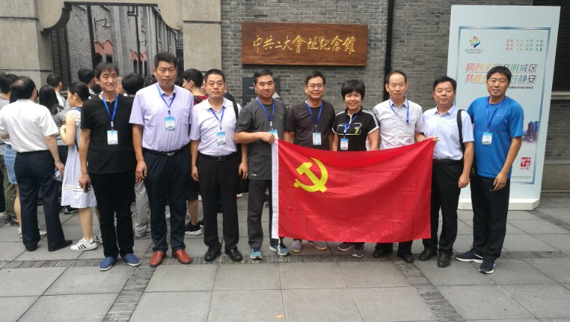 中共二大会址纪念馆前留念.jpg