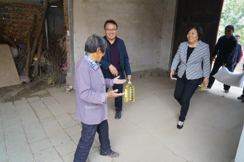 1019帮扶村慰问2.jpg