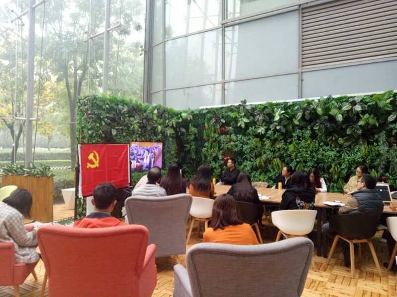 3、在京流动党员收听收看党的十九大开幕会1.jpg 3、在京流动党员收听收看党的十九大开幕会1.jpg