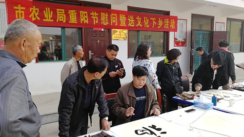 文化下乡书写福寿楹联现场.jpg