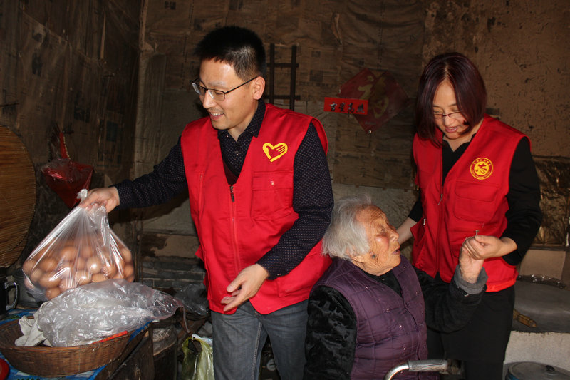 史口镇机关党员志愿者走访独居老人.JPG