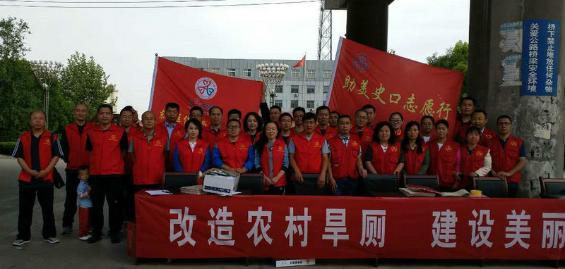 志愿者在史口大集上宣传新型厕所改造.jpg