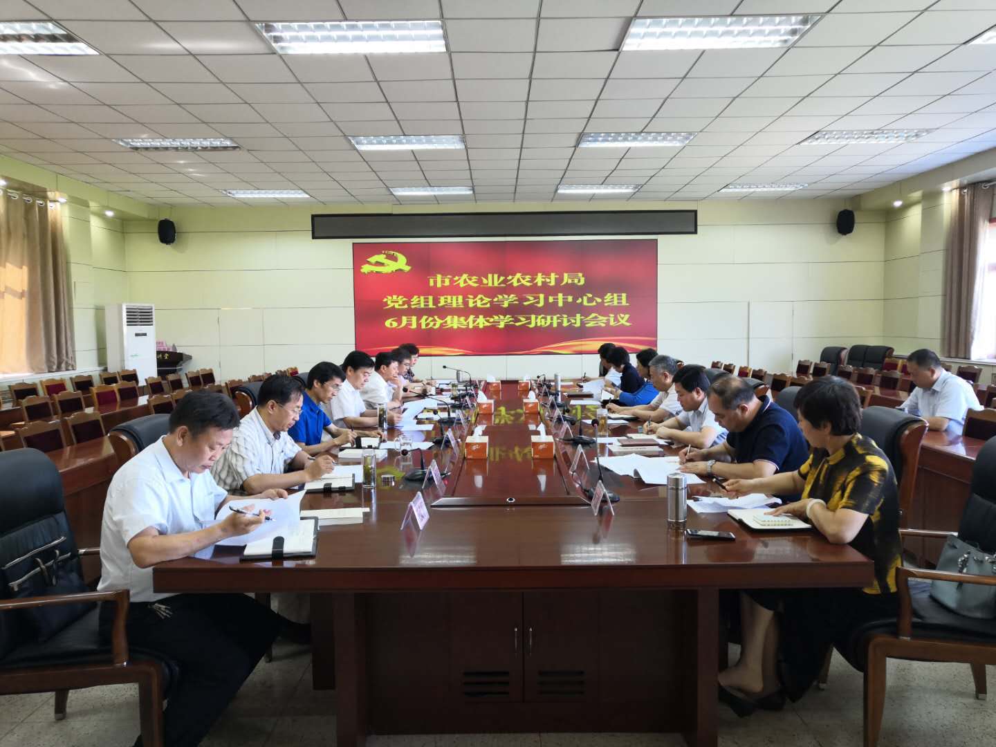 局党组理论学习中心组学习研讨照片1.jpg 局党组理论学习中心组学习研讨照片1.jpg