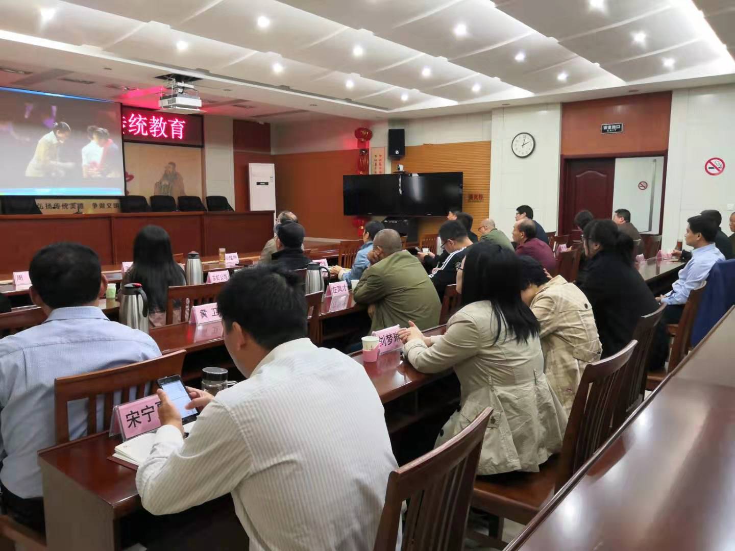 市商务局开展革命传统教育.jpg